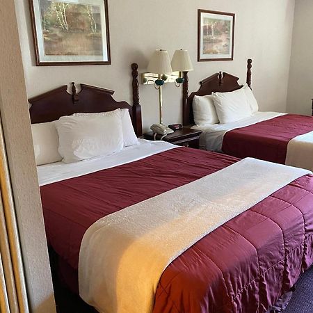 Voyageur Inn And Conference Center Reedsburg Esterno foto