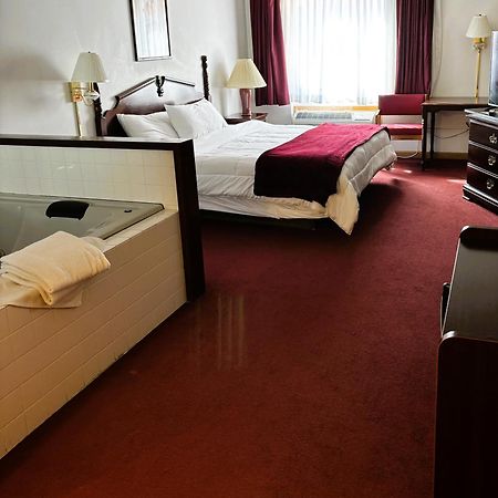 Voyageur Inn And Conference Center Reedsburg Esterno foto