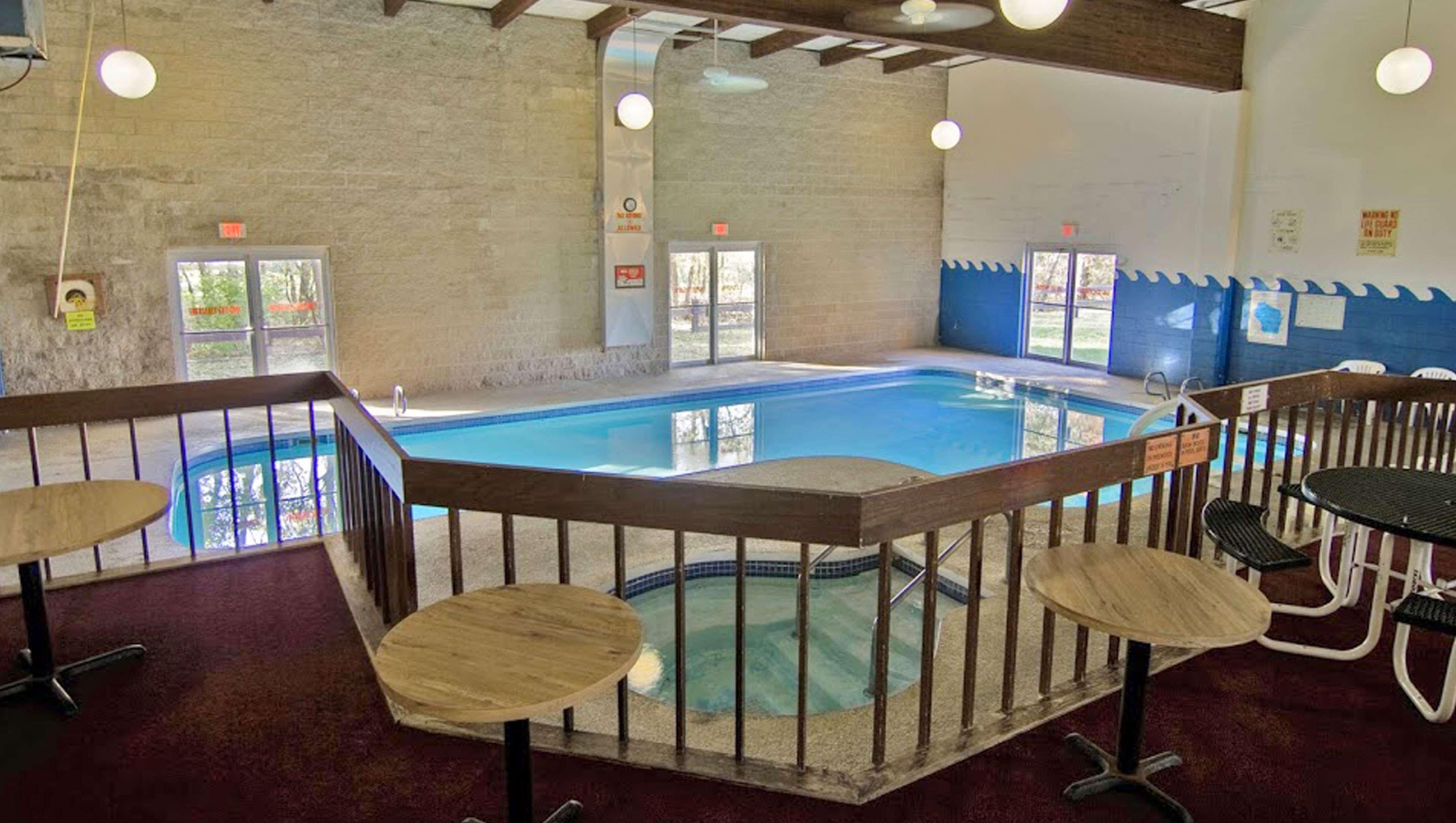 Voyageur Inn And Conference Center Reedsburg Esterno foto