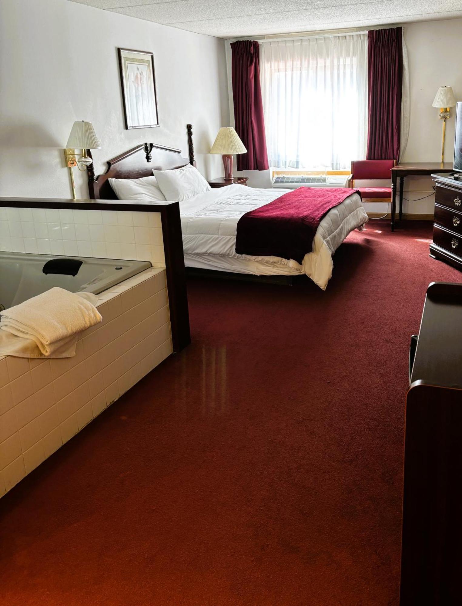 Voyageur Inn And Conference Center Reedsburg Esterno foto
